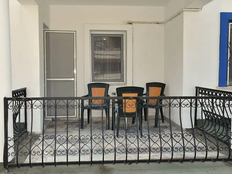 Ferforje korkuluklu balkon, masa ve sandalyeler