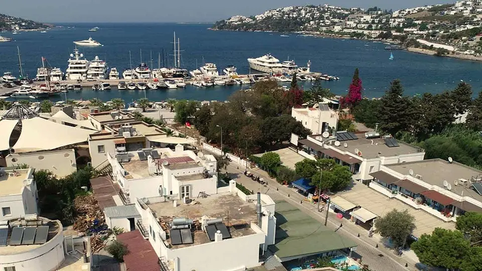 Gündoğan koyu, marina ve tepelerdeki evler