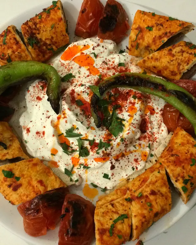 Yoğurtlu beyti kebap, közlenmiş biber ve domatesle