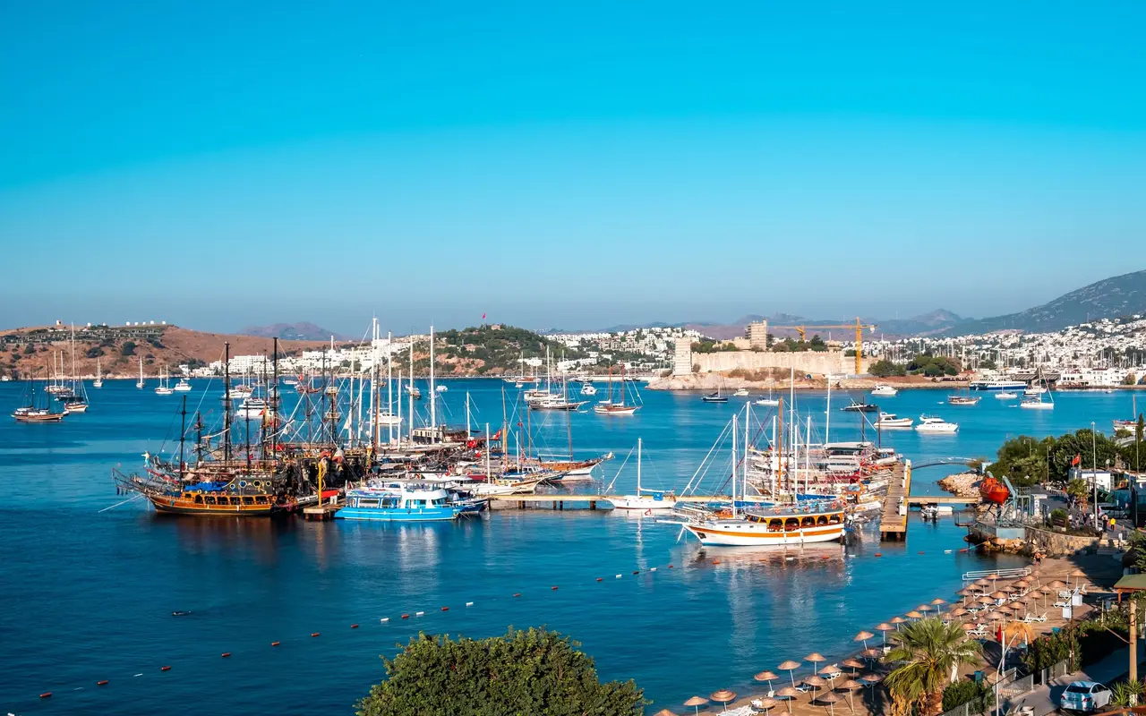 Bodrum limanında guletler, arkada Bodrum Kalesi