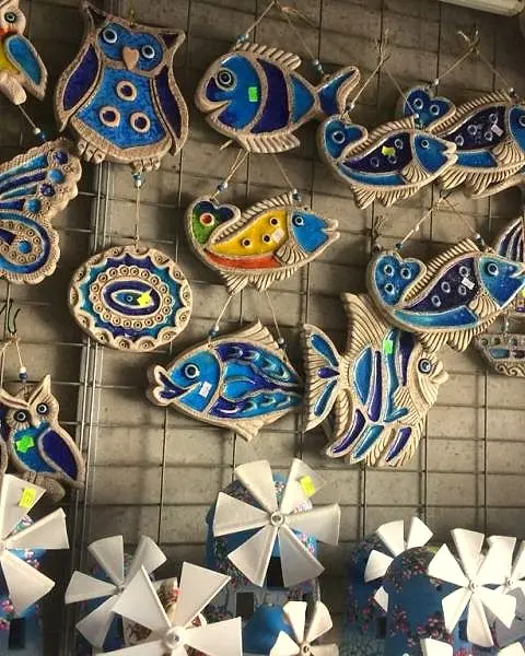 Balık ve kelebek biçiminde boyalı seramikler