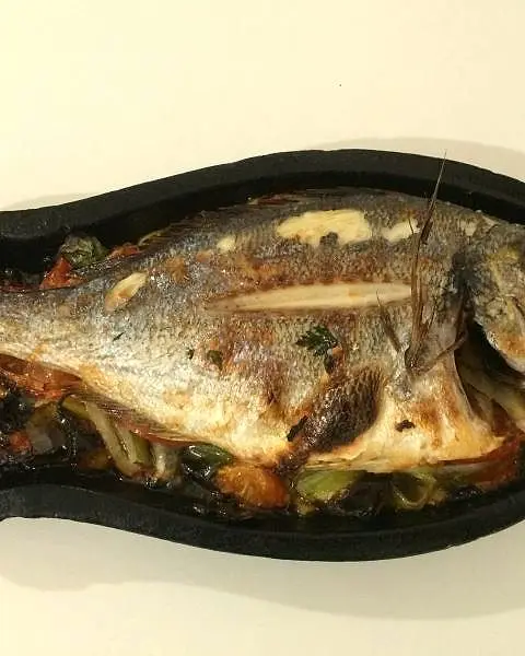 Kiremitte pişmiş balık