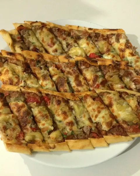 Dilimlenmiş kaşarlı pide