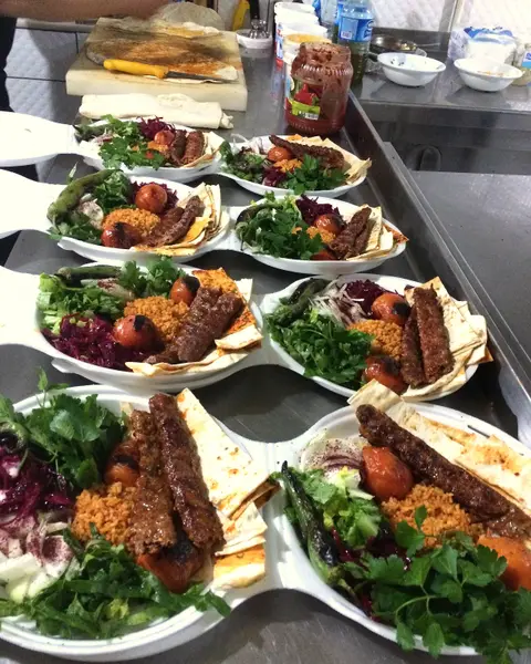 Servise hazır kebap tabakları