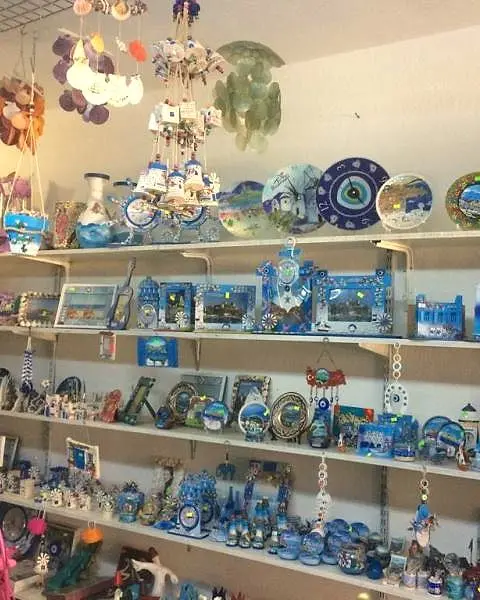 Hediyelik bölümünde mavi seramikler ve süs eşyaları