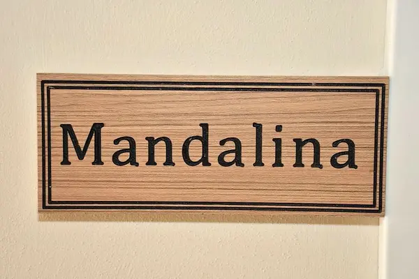 Kapıdaki oda tabelası: Mandalina