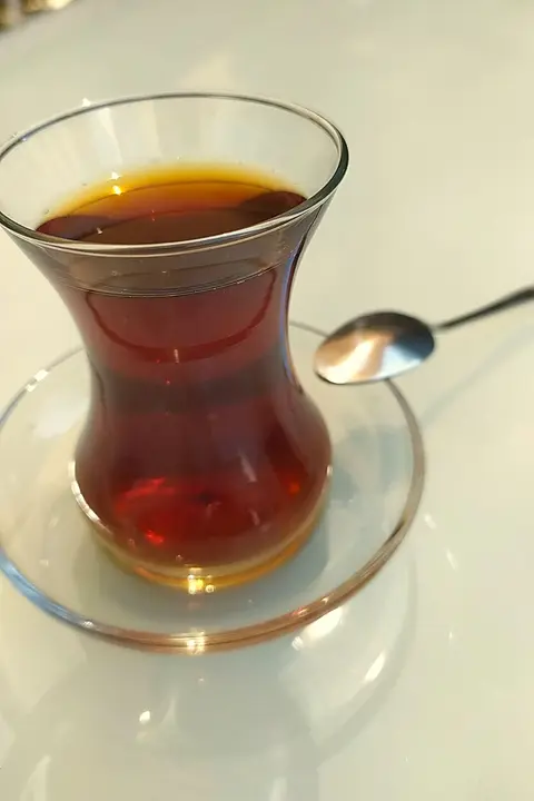 İnce belli bardakta çay